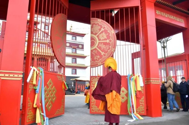 В Туву уже прибыли монахи из тибетского монастыря «Дрепунг Гоман», расположенного в Индии. Они наряду с тувинскими монахами составят первоначальную монашескую общину монастыря