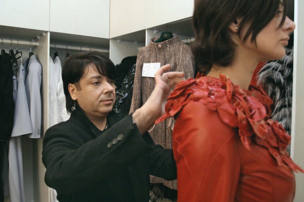 Модельер в Доме моды Валентина Юдашкина во время подготовки новой коллекции для показа в Милане