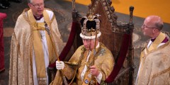 Сменившийся впервые за 70 лет монарх Великобритании, Карл III, был коронован в Вестминстерском аббатстве в Лондоне во время торжественной церемонии, подготовка к которой велась несколько месяцев
