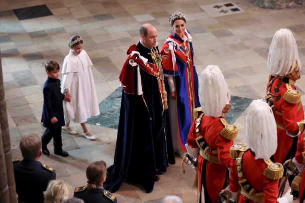 Принц Уильям и его супруга – принцесса Уэльская Кейт Миддлтон были одними из главных гостей на коронации. Принцесса вышла в свет в светлом платье Alexander McQueen с вышитыми серебристыми узорами, а в качестве украшений 41-летняя знаменитость выбрала цветочную тиару Jess Collett x Alexander McQueen из серебра и серьги с жемчугом и бриллиантами, которые ранее принадлежали принцессе Диане