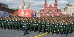 На Красной площади прошел военный парад в честь 78-й годовщины Победы в Великой Отечественной войне. В нем приняли участие более 10 тыс. человек и 125 единиц техники. Трансляция велась в том числе на крупноформатных цифровых экранах в режиме реального времени