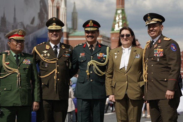 По окончании парада приглашенные гости фотографировались на фоне Кремля