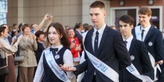 По всей России начались последние школьные звонки и выпускные для учеников 9 и 11 классов. В этом году торжества проходят с особым размахом, потому что прошлые три года существовали коронавирусные ограничения. Для многих завершение учебы в школе – это один из самых трогательных моментов в жизни