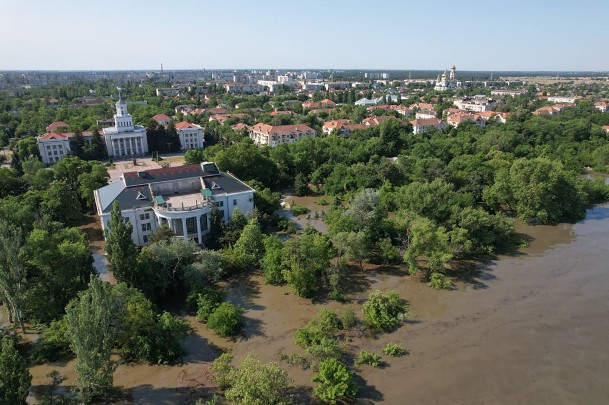 По данным очевидцев, выше по течению Днепра идёт стремительное обмеление. В районе города Запорожье уровень воды упал на несколько  метров