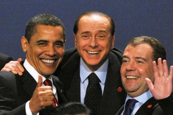 По состоянию на 2009 год: президент США Барак Обама, премьер Италии Сильвио Берлускони и российский лидер Дмитрий Медведев