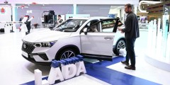 АвтоВАЗ представил новую модель Lada X-Cross 5 на площадке ПМЭФ-2023, ее производство запустят на этой неделе на бывшем заводе Nissan
