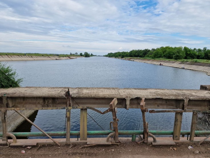 Северо-Крымский канал через две недели после теракта на дамбе Каховской ГЭС. Фото: Юрий Васильев/ВЗГЛЯД
