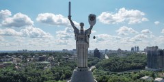 В Киеве демонтировали герб СССР с монумента «Родина-мать». Украинский тризуб на нем установят к 24 августа – Дню независимости страны. Власти также допускают переименование монумента в «Украину-мать»