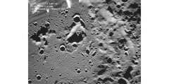 Российская станция «Луна-25», совершающая полет по орбите Луны, сфотографировала ее обратную сторону. На снимке – южный полярный кратер Зееман. Также «Луна-25» измерила потоки гамма-лучей и нейтронов, идущих от поверхности Луны, и получила параметры окололунной космической плазмы и газопылевой экзосферы