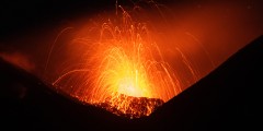 На Сицилии начал извергаться вулкан Этна. Из юго-восточного кратера поднимается столб газов, пепла, обломков пород и вулканических веществ высотой около 4,5 км