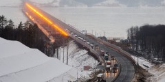 В четверг состоялось открытие завершающих участков скоростной автодороги М-12 «Восток» между Москвой и Казанью протяженностью 810 км. Строительство завершили на семь месяцев раньше срока