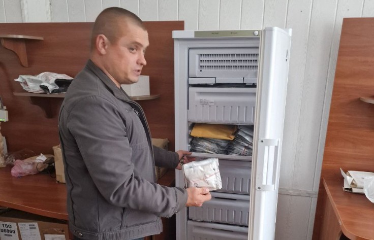 Директор НИИ риса Виталий Алексеенко у холодильника с образцами семян (фото: Юрий Васильев)