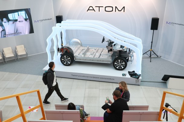 Стенд с электромобилем "Атом", который разрабатывается компанией АО "Кама" на Всемирном фестивале молодежи
