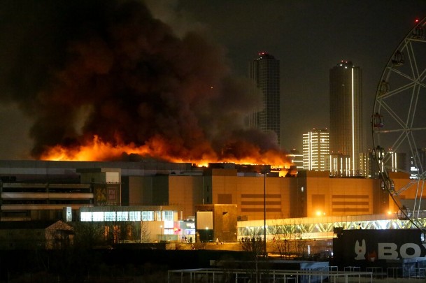 В результате пожара крыша «Крокус Сити Холла» начала быстро обрушаться