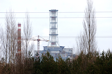 Вид на 72-х метровую вентеляционную трубу 4-го реактора ЧАЭС