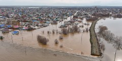 В Орске в Оренбургской области прорвало дамбу в результате разлива реки Урал, уровень которой продолжает расти. Дамба разрушена как минимум в двух местах. Под водой оказались тысячи домов, сотни человек были эвакуированы в центры временного размещения