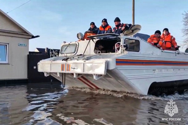 Спасатели МЧС России эвакуируют жителей из-за размыва дамбы. На месте работают более 530 специалистов, задействовано 125 единиц техники, 75 плавсредств