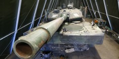 В Сети опубликованы фотографии немецкого танка Leopard 2A5, который российские военные смогли захватить и эвакуировать в тыл – в ремонтное подразделение группировки войск «Центр». Это произошло в районе Бердычей на Авдеевском направлении. После того, как машина подорвалась на противотанковой мине, ее атаковал FPV-дрон. Он залетел прямо в люк. Украинский экипаж покинул машину