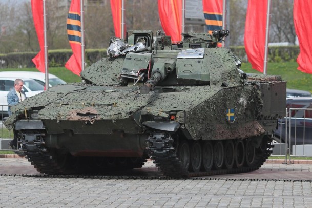 Среди экспонатов – шведская боевая машина пехоты Combat Vehicle 90 (CV90). Это семейство боевых машин находится на вооружении шведской армии с 1993 года. Машины оснащены 40-мм автоматической пушкой Bofors L/70