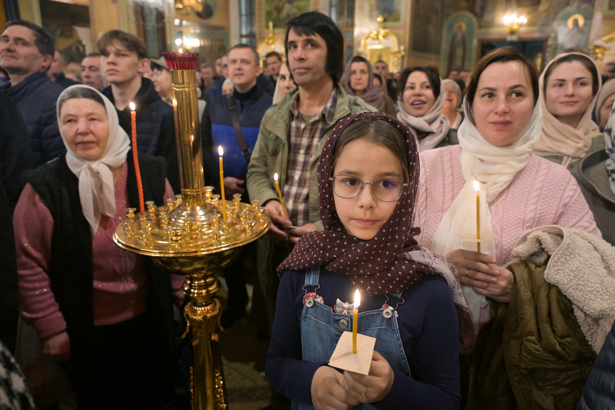 Православные верующие России отмечают праздник Светлой Пасхи. В этот день в храмах страны традиционно прошли торжественные богослужения и крестные ходы. Молитвы прозвучали и в блиндажных храмах в зоне СВО