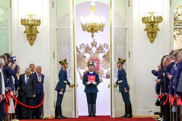 Солдат Президентского полка выносит специальный экземпляр Конституции на церемонии инаугурации