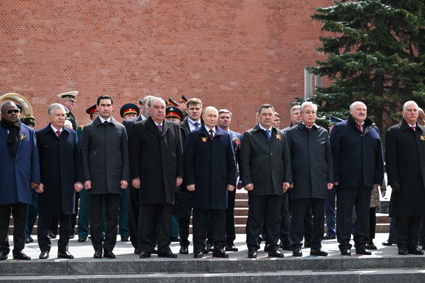 После парада президент России Владимир Путин совместно с иностранными лидерами возложил цветы к Могиле Неизвестного Солдата в Александровском саду