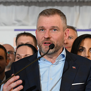 Запад прогнул Сербию и Словакию