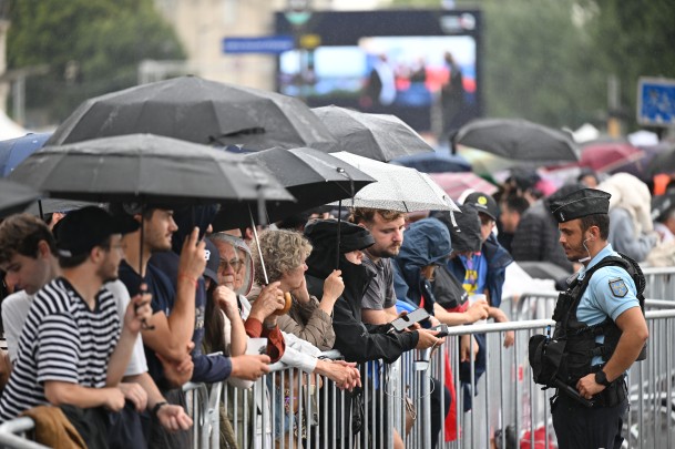 Из-за дождя зрителям пришлось толпиться под зонтами