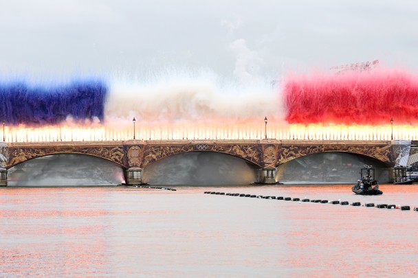 В рамках торжественных мероприятий над Аустерлицким мостом разорвались фейерверки, дым образовал французский триколор