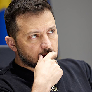 Зеленский решил спрятаться за спину народа