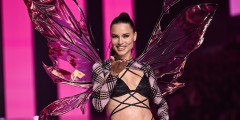 В Нью-Йорке прошел показ Victoria’s Secret Fashion 2024. Супермодель Адриана Лима примерила роль ангела Victoria’s Secret. Бренд после шестилетнего перерыва вернулся к традиционным моделям и показам, хотя и рискует подвергнуться критике за недостаток бодипозитива и инклюзивности