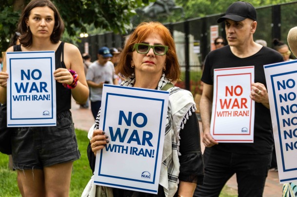 Акции с требованием остановить нападение на Иран прошли в Вашингтоне, недалеко от Белого дома