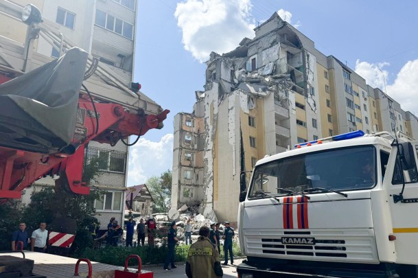 В результате взрыва бытового газа в подъезде 10-этажного жилого дома в Саратове разрушился угловой подъезд с седьмой по десятый этаж