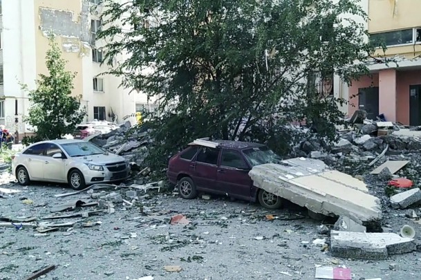 Под завалами многоэтажки могут находиться люди, среди погибших, по предварительным данным, числятся четыре человека, в том числе ребенок