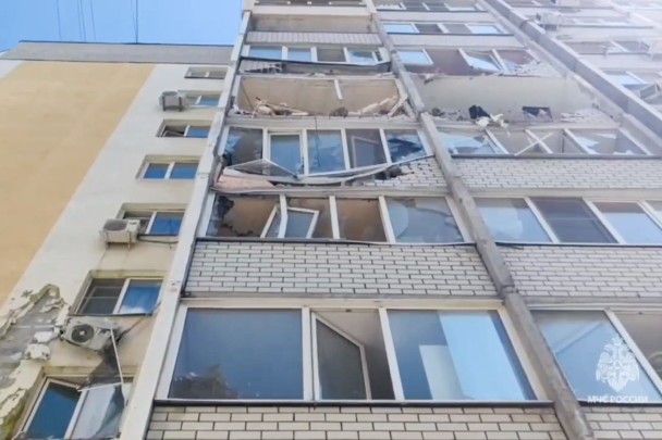 Взрыв бытового газа был настолько сильным, что серьезно пострадал соседний дом, во многих квартирах которого были выбиты окна, а также повреждена облицовка