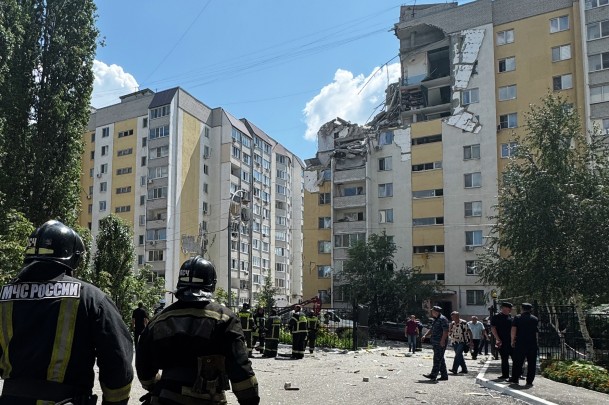 Все жильцы дома по улице Блинова, 2, были эвакуированы. Взрывной волной повреждено остекление соседнего дома