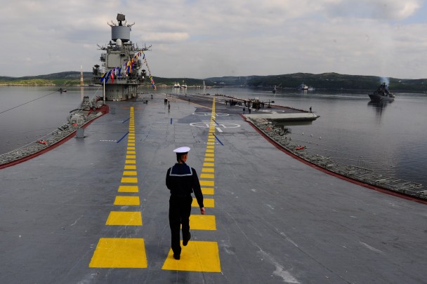 «Адмирал Кузнецов» во время военно-морского парада в День ВМФ России