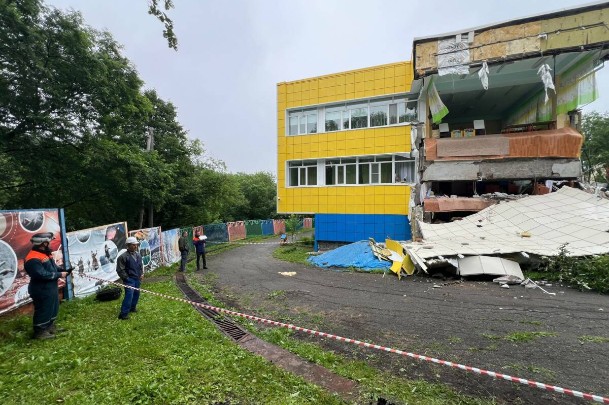 В Петропавловске-Камчатском обрушилась стена в детсаде № 15. В аэропорту Камчатки посыпался потолок. Врачи местного онкодиспансера проводили операцию во время землетрясения, они будут представлены к наградам