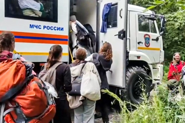 Стихию ощутили и за пределами России. В Японии силы самообороны задействовали истребители, патрульные самолеты и вертолеты для мониторинга акватории Тихого океана. Специалисты Tokyo Electric Power приостановили сброс очищенной воды с АЭС «Фукусима-1». Временно прекращено движение скоростных поездов «Синкансэн» на 41 железнодорожной линии. Угрозу цунами объявили также в Китае, Индонезии, США, Чили, Мексике, Перу и Эквадоре