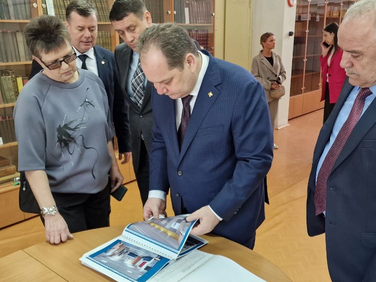 Ростислав Гольдштейн (в центре) знакомится с планами реконструкции центральной библиотеки Ухты. Фото: Юрий Васильев/ВЗГЛЯД