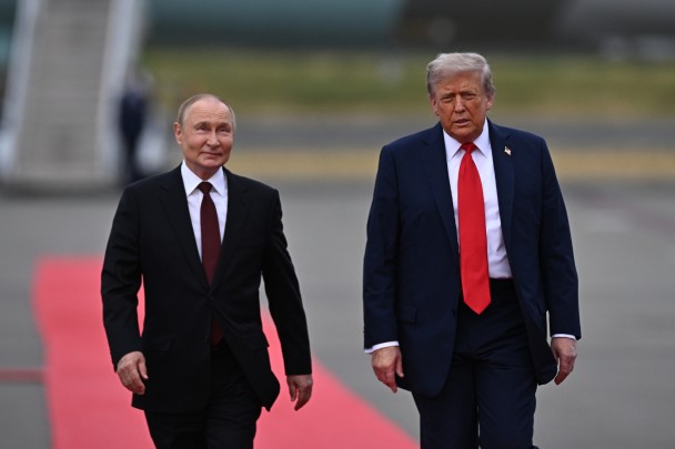 Президенты обменялись первым с 2019 года рукопожатием. В Сети обращают внимание на дружественный тон президента США. Кроме того, Путин и Трамп коротко пообщались прямо на ковровой дорожке