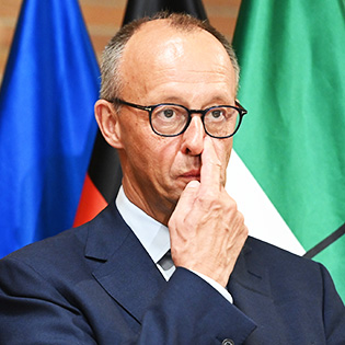 Канцлер Германии слишком много на себя берет