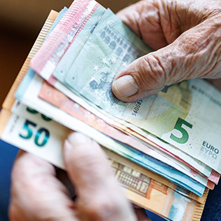 Кто платит за Украину больше всех?