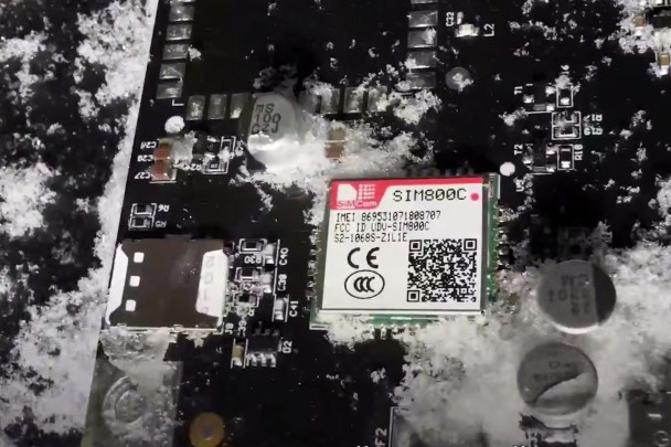 Эксперты отмечают, что такие дроны имеют взлетную массу до 65 кг, могут нести полезную нагрузку до 25 кг, дальность полета машины доходит до 900 км, в воздухе она способна находиться до восьми часов