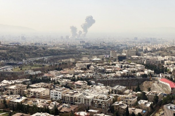 Дым поднимается после взрыва в центре Тегерана