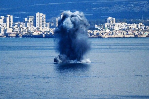 Взрыв в Средиземном море возле Хайфы после запуска иранских ракет в сторону Израиля