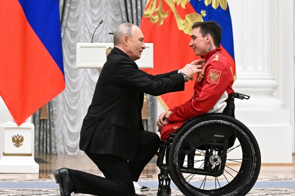 Лыжника Ивана Голубкова, выступающего в категории сидя, президент наградил, стоя на одном колене. Голубков поблагодарил президента за поддержку паралимпийцев