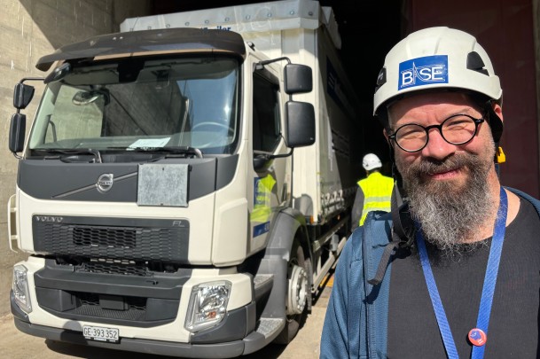 Группа ученых накопила облако из 92 антипротонов в инновационной портативной криогенной ловушке. Затем ее отсоединили от экспериментальной установки, погрузили на грузовик и транспортировали через главную территорию лаборатории. На фото: Стефан Ульмер, физик ЦЕРН