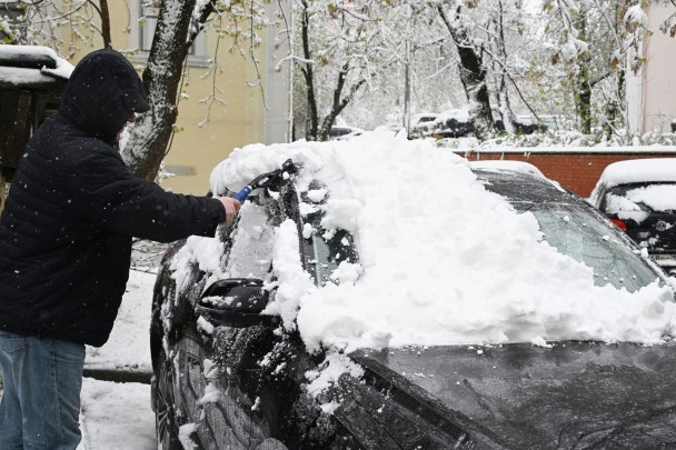 Столичный департамент транспорта предупредил, что мокрый снег в Москве может сохраниться до вечера вторника. Ведомство призвало автомобилистов, уже сменивших зимнюю резину на летнюю, передвигаться на городском транспорте