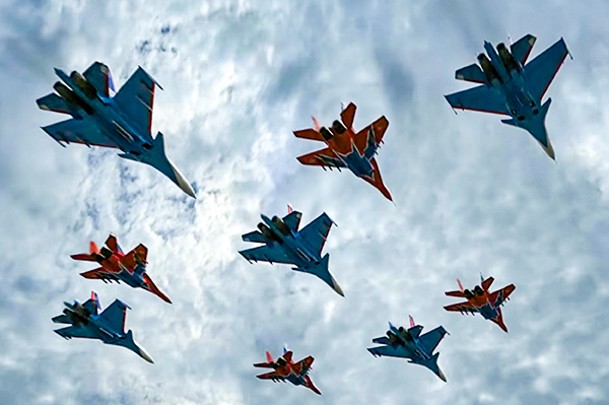 Многоцелевые истребители Су-35С группы «Русские витязи» и МиГ-29 – «Стрижи». Пилоты выполнили на глазах у гостей праздника «Кубинский бриллиант», знаменитую фигуру высшего пилотажа, когда самолеты образуют плотный ромбовидный строй